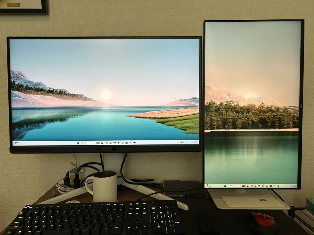 BenQ MOBIUZ EX271QとDellの縦置きモニターを並べたデスク
