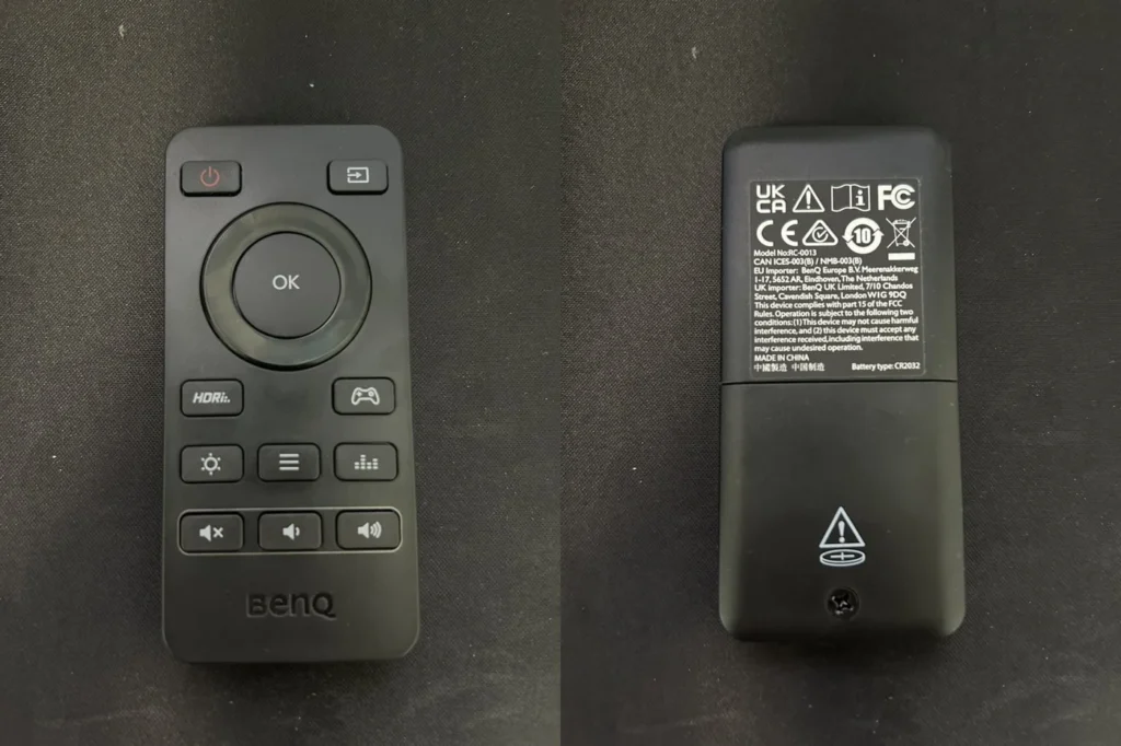 EX271Qに付属するリモコンの表と裏（ボタン電池CR2032）